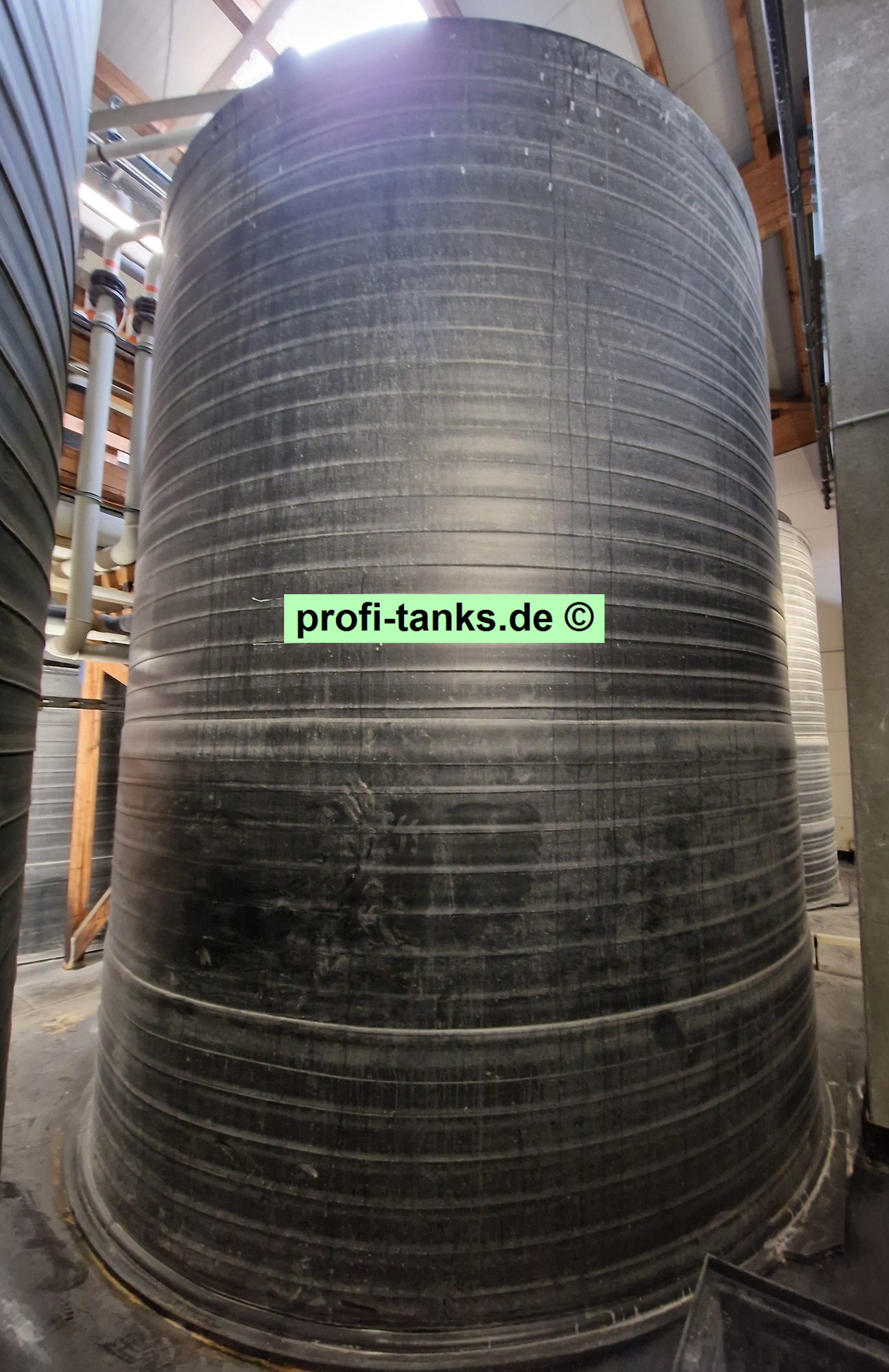 P399 – gebrauchter ca. 29,4 m³ / 29.400 Liter PEHD-Tank, Kunststofftank, doppelwandig, Flachbodentank