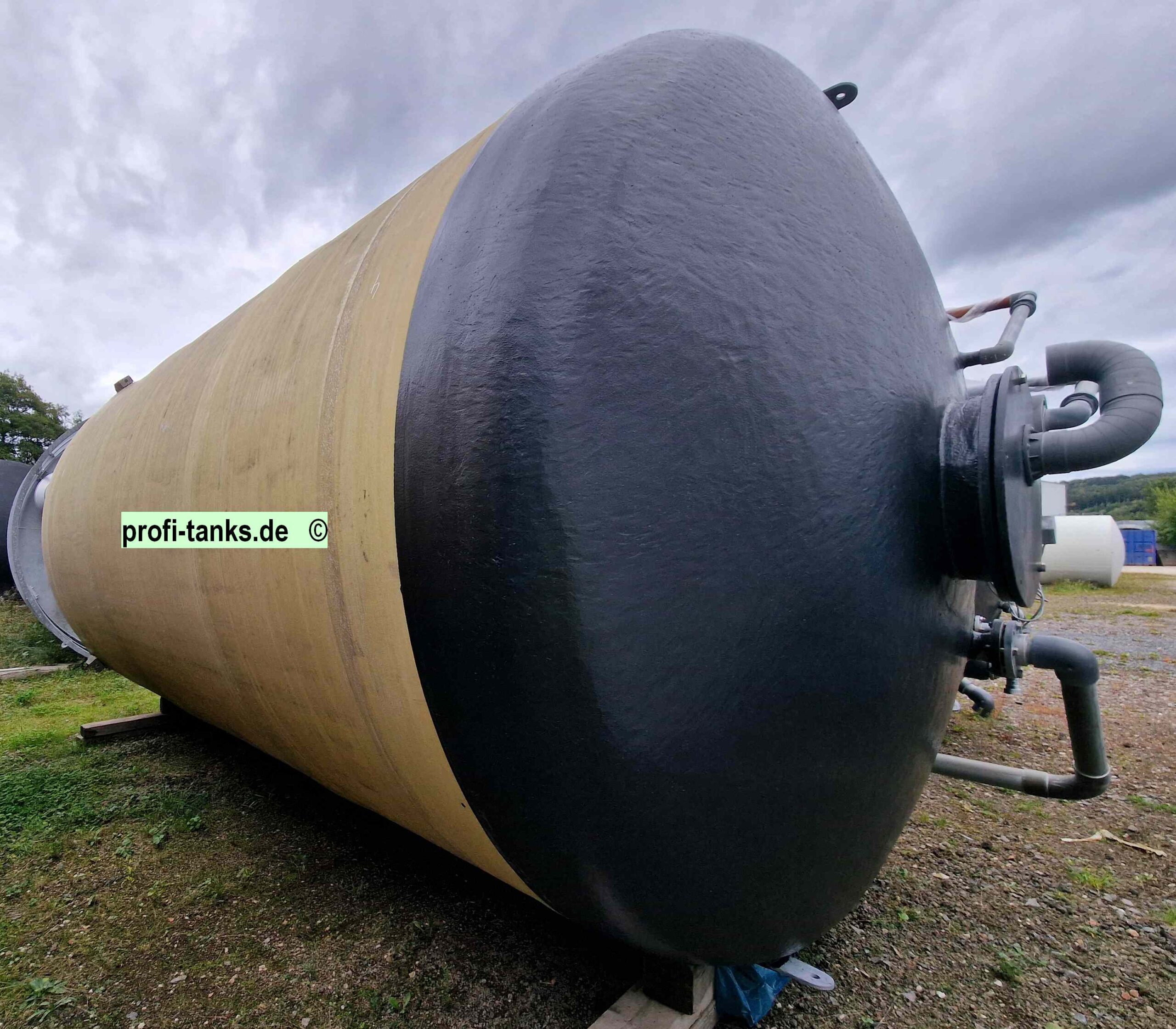 P452 - gebrauchter ca. 35 m³ / 35.000 L Polyestertank, GFK-Tank, Speidel-Tank, stehend auf Flachboden.