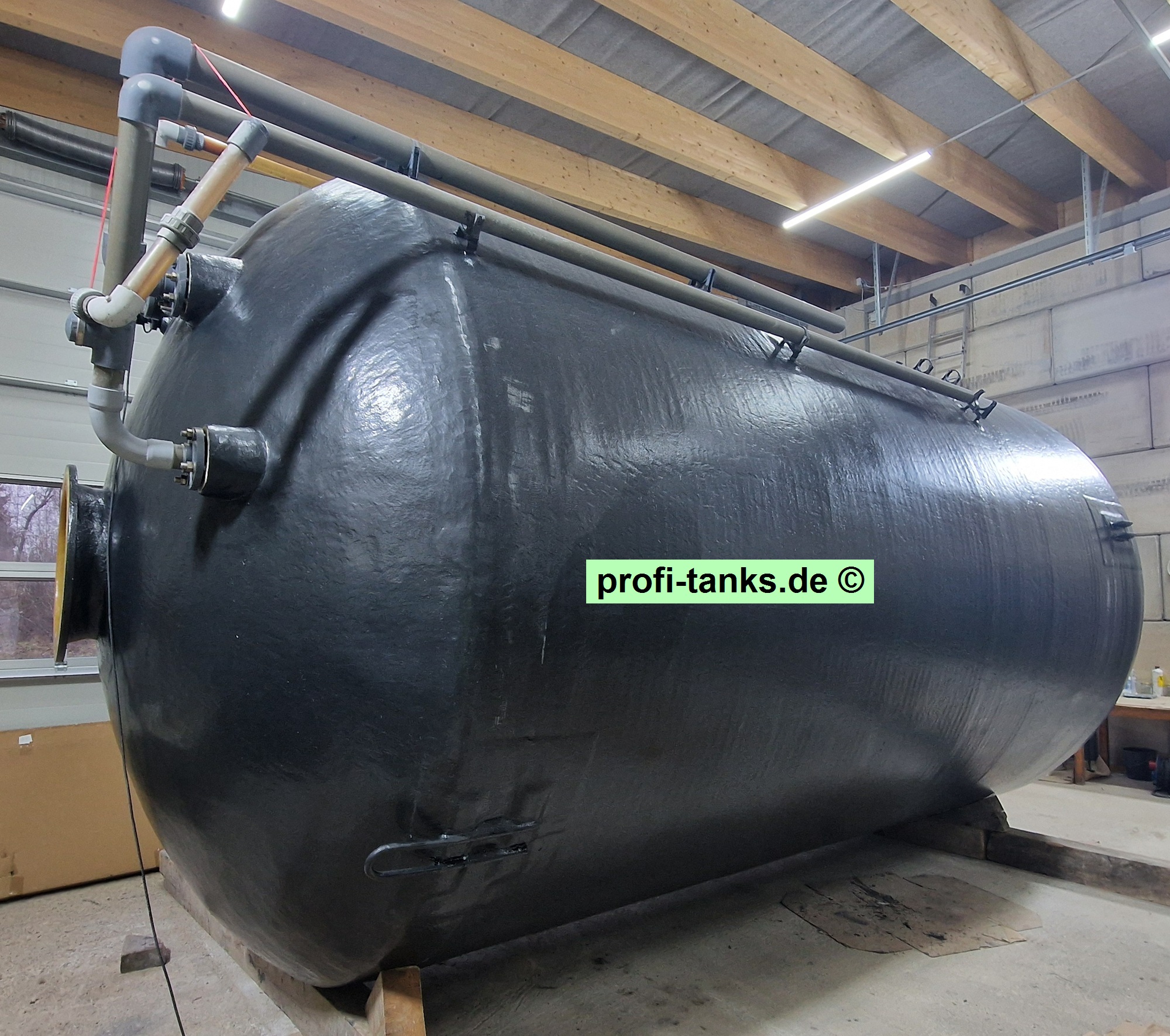 P481 - gebrauchter ca. 35 m³ / 35.000 L Polyestertank, GFK-Tank, Erka-Tank, stehend auf Flachboden.