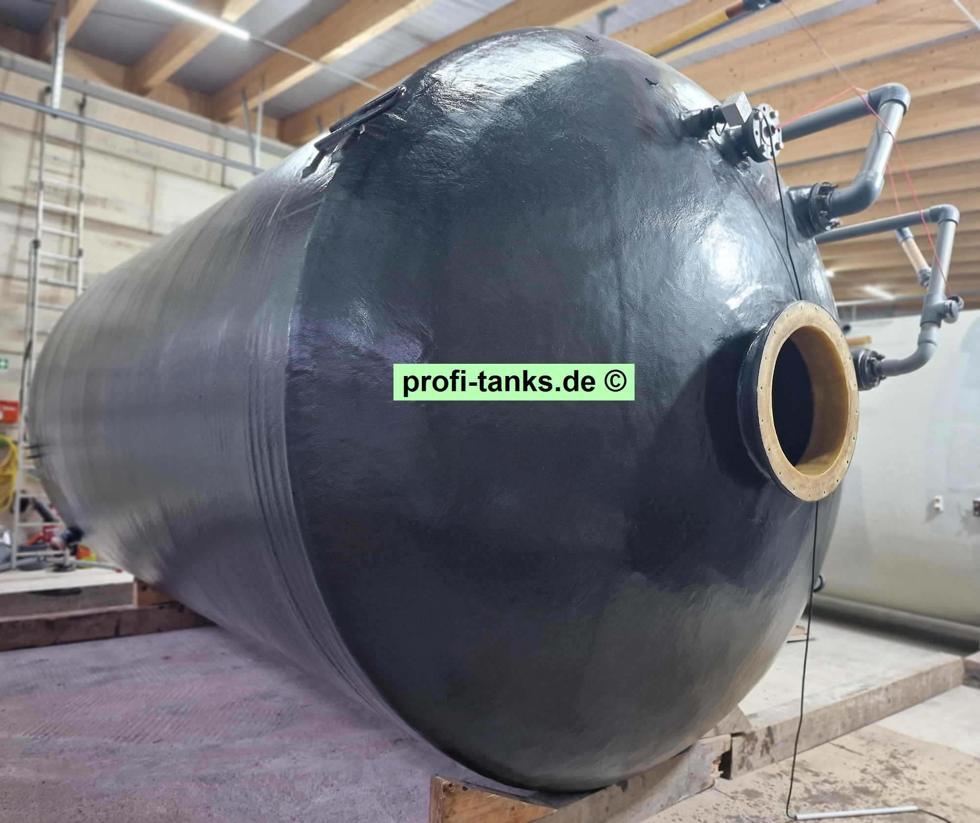 P481 - gebrauchter ca. 35 m³ / 35.000 L Polyestertank, GFK-Tank, Erka-Tank, stehend auf Flachboden.