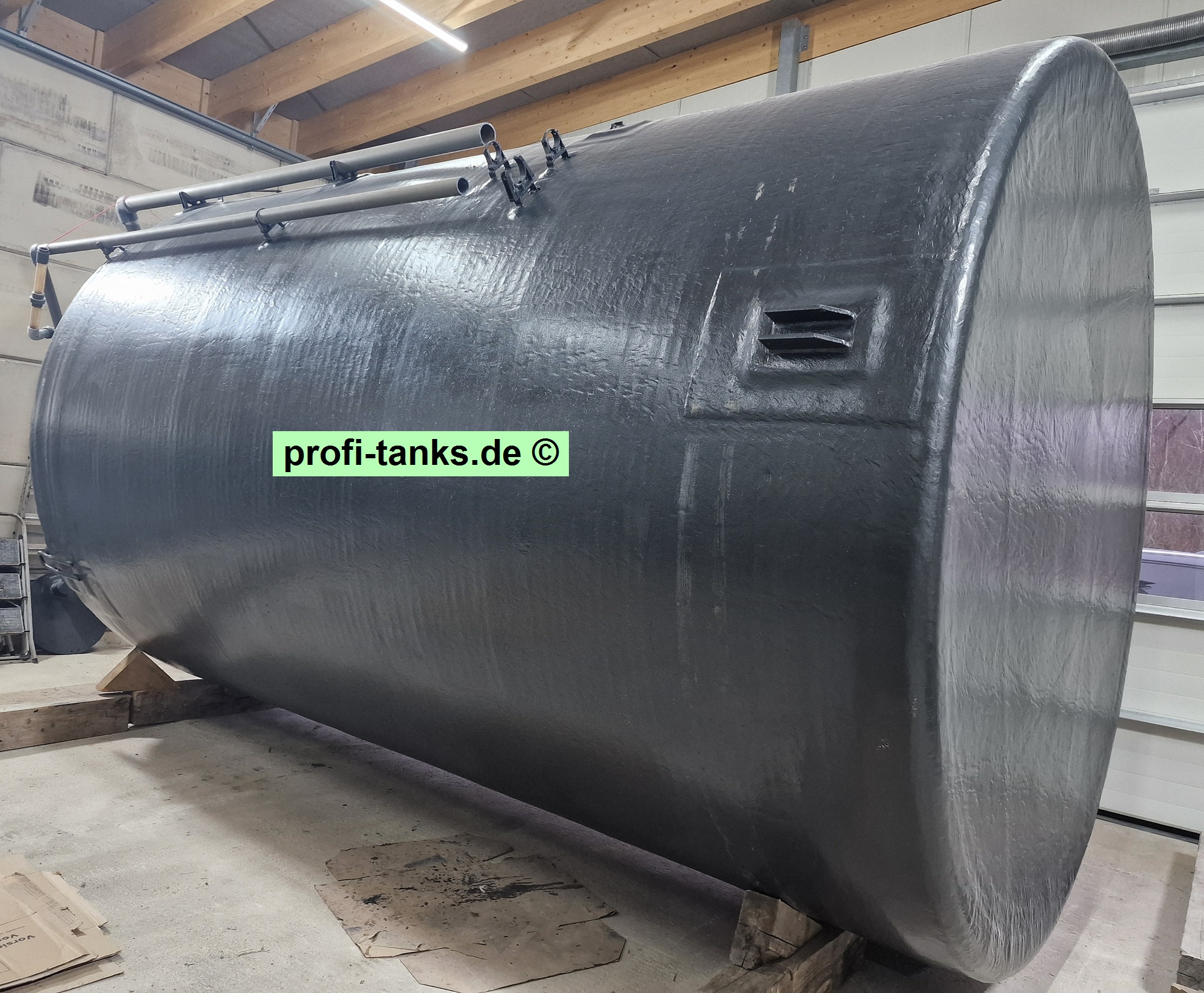 P481 - gebrauchter ca. 35 m³ / 35.000 L Polyestertank, GFK-Tank, Erka-Tank, stehend auf Flachboden.