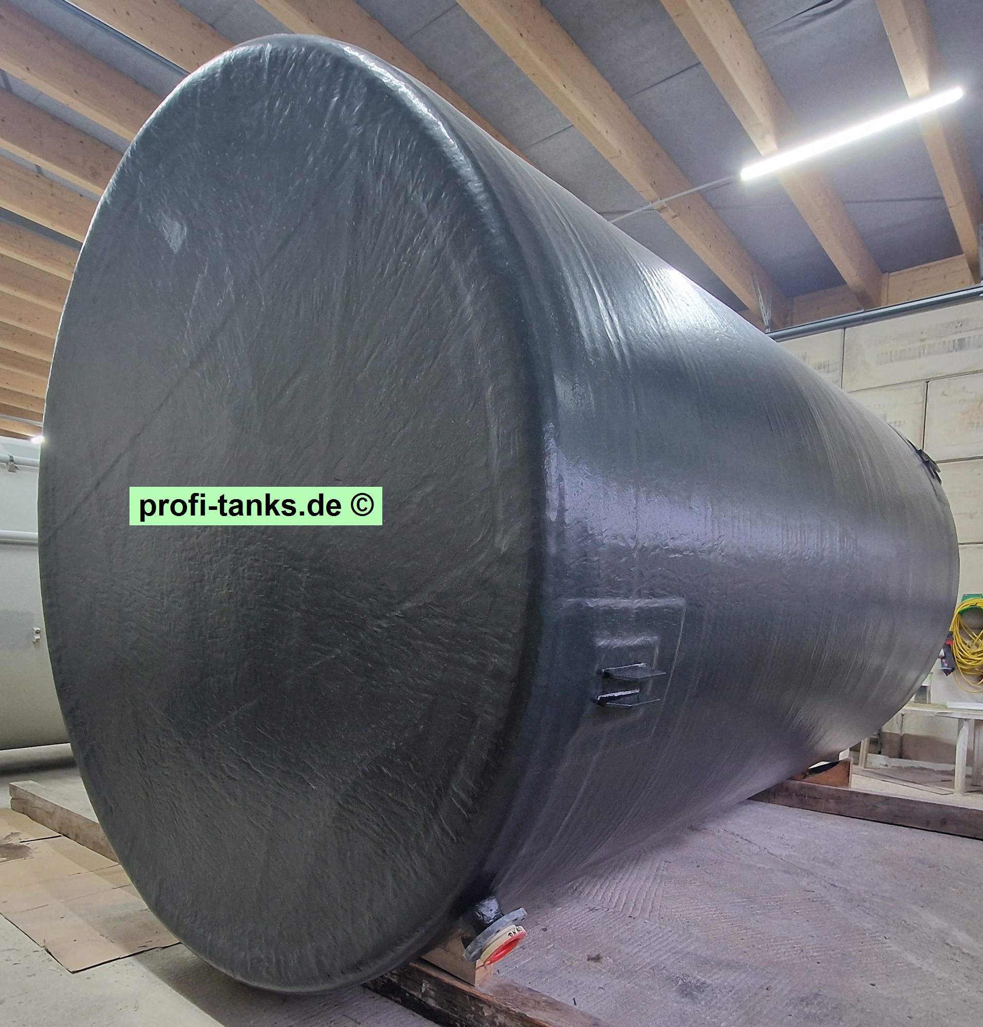 P481 - gebrauchter ca. 35 m³ / 35.000 L Polyestertank, GFK-Tank, Erka-Tank, stehend auf Flachboden.