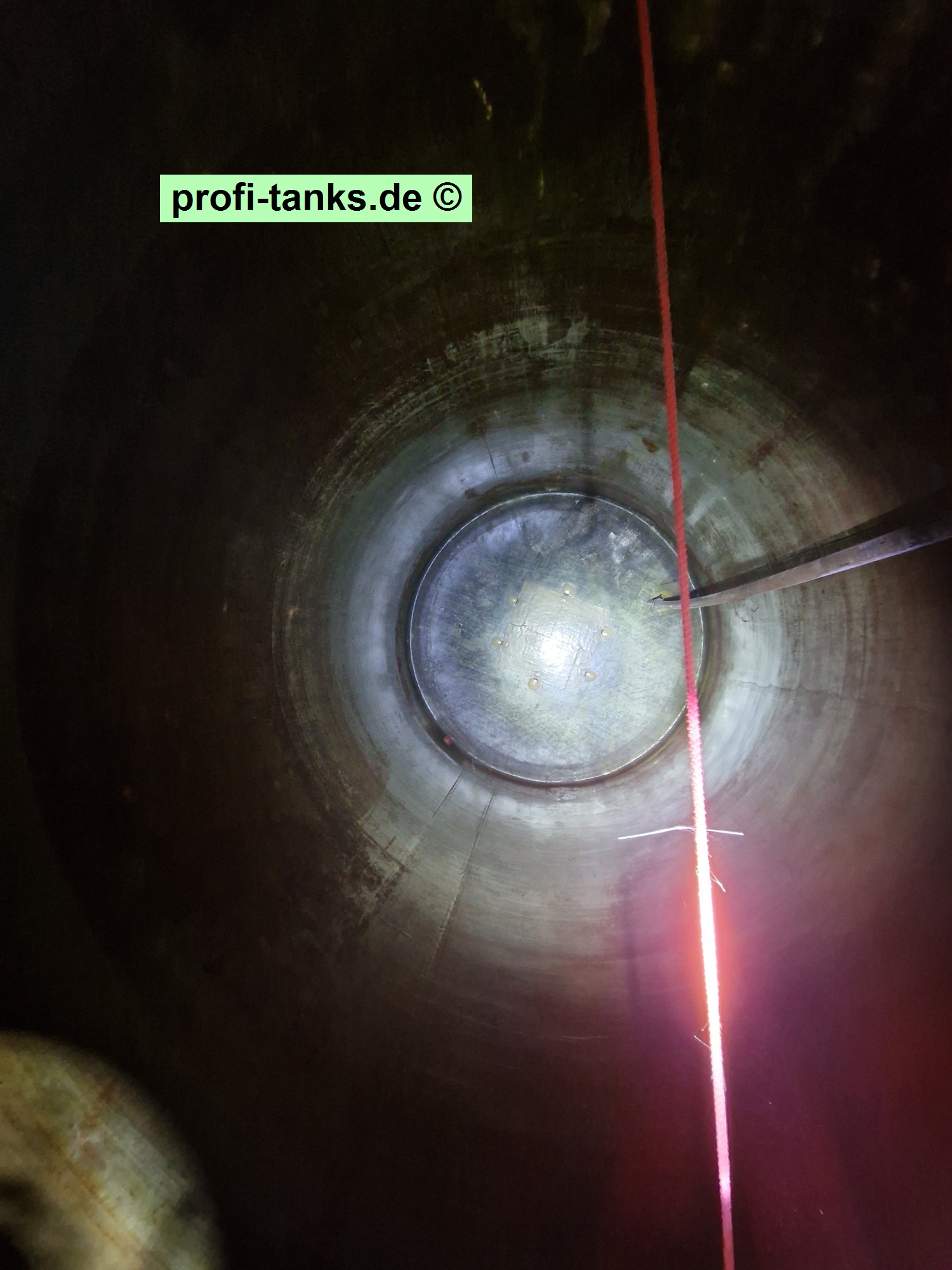 P481 - gebrauchter ca. 35 m³ / 35.000 L Polyestertank, GFK-Tank, Erka-Tank, stehend auf Flachboden.