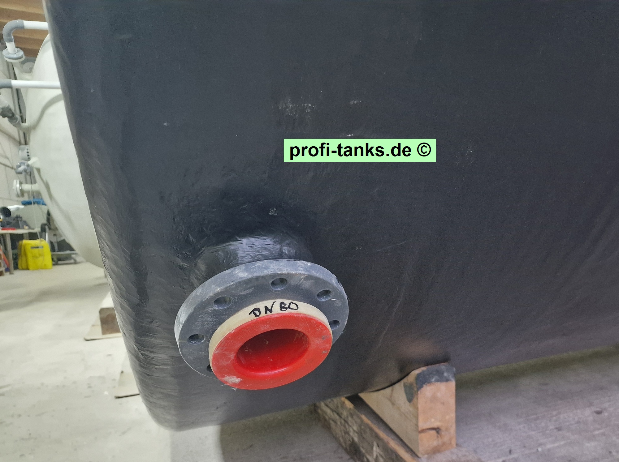 P481 - gebrauchter ca. 35 m³ / 35.000 L Polyestertank, GFK-Tank, Erka-Tank, stehend auf Flachboden.