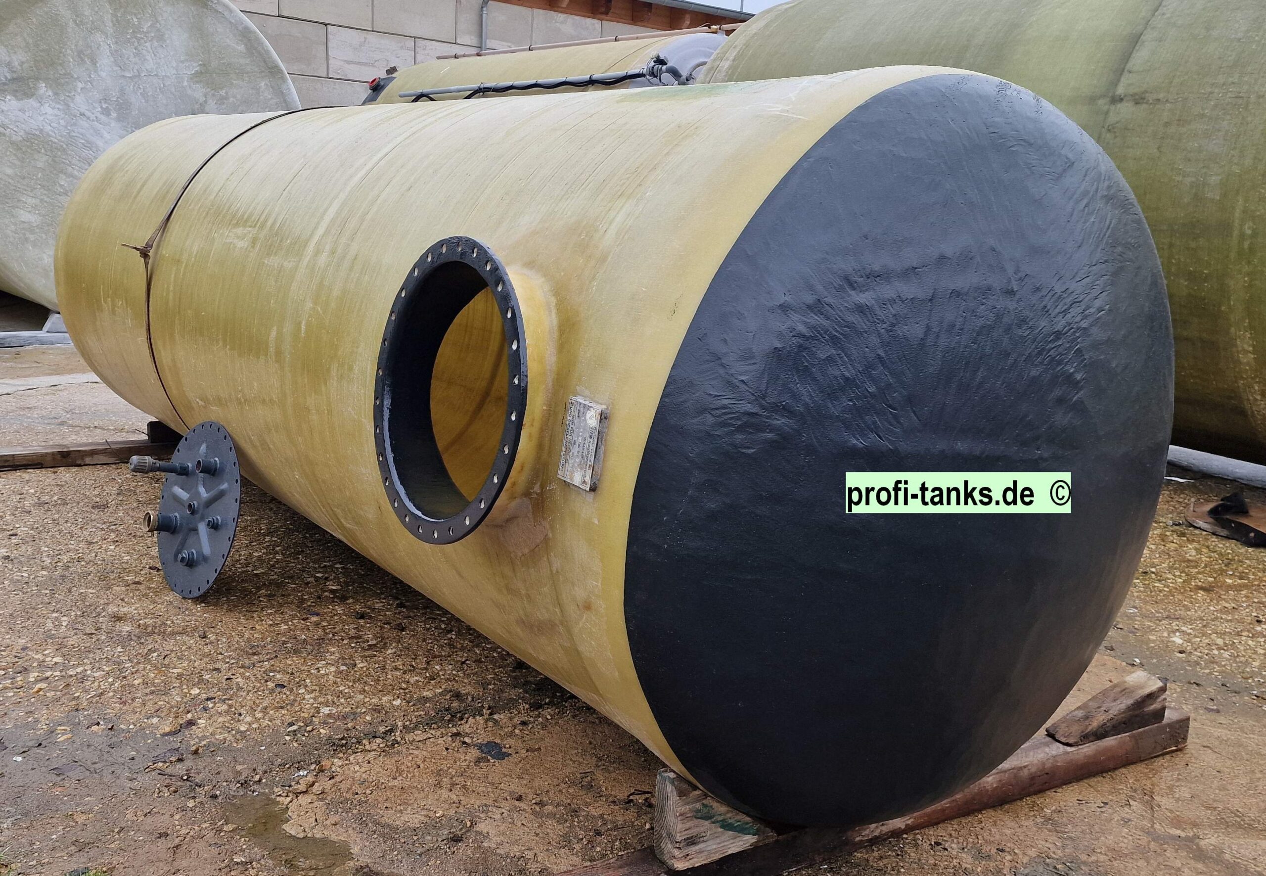 P487 - gebrauchter ca. 10 m³ / 10.000 L Polyestertank, GFK-Tank, Staffelstein-Tank, liegend, Erdtank.