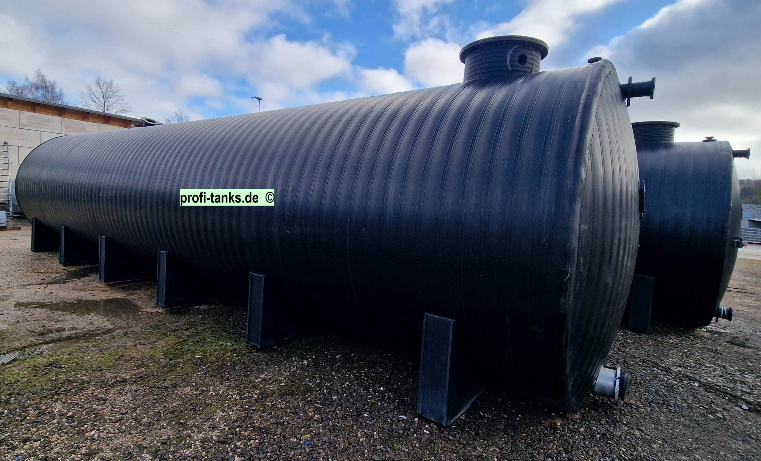 P489 - gebrauchter ca. 50,5 m³ / 50.500 Liter PEHD-Tank, einwandig, liegend auf Sockeln, Wassertank.