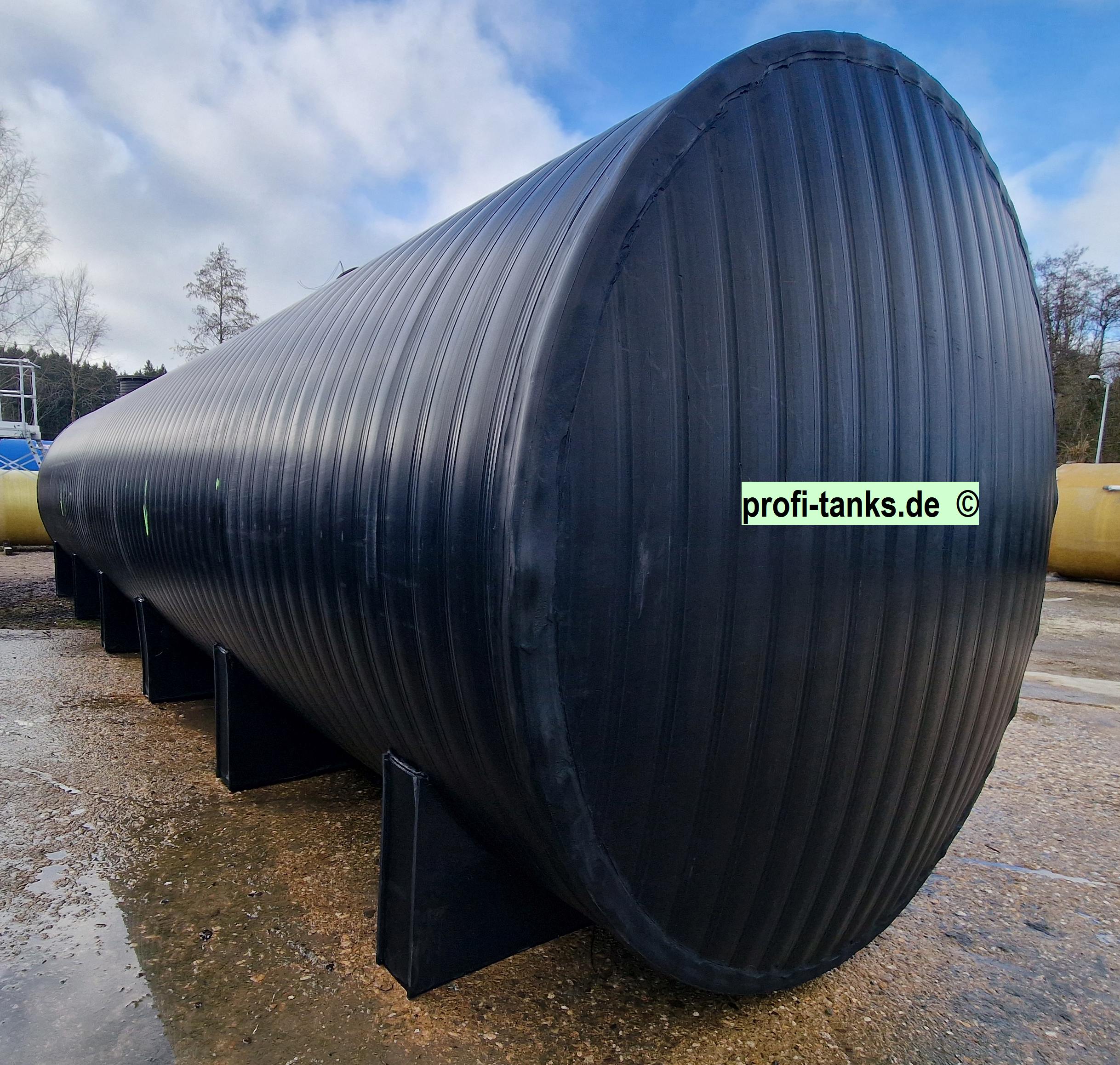 P489 - gebrauchter ca. 50,5 m³ / 50.500 Liter PEHD-Tank, einwandig, liegend auf Sockeln, Wassertank.