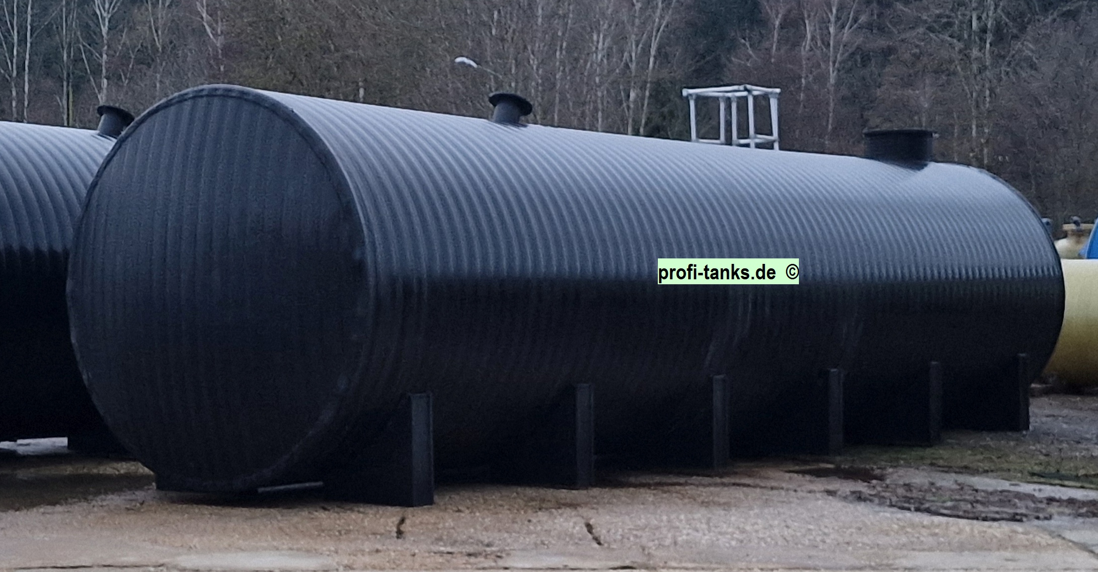 P489 - gebrauchter ca. 50,5 m³ / 50.500 Liter PEHD-Tank, einwandig, liegend auf Sockeln, Wassertank.