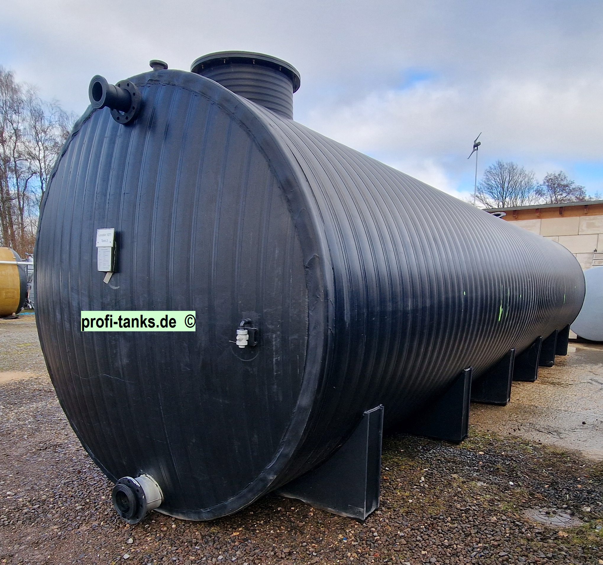 P489 - gebrauchter ca. 50,5 m³ / 50.500 Liter PEHD-Tank, einwandig, liegend auf Sockeln, Wassertank.