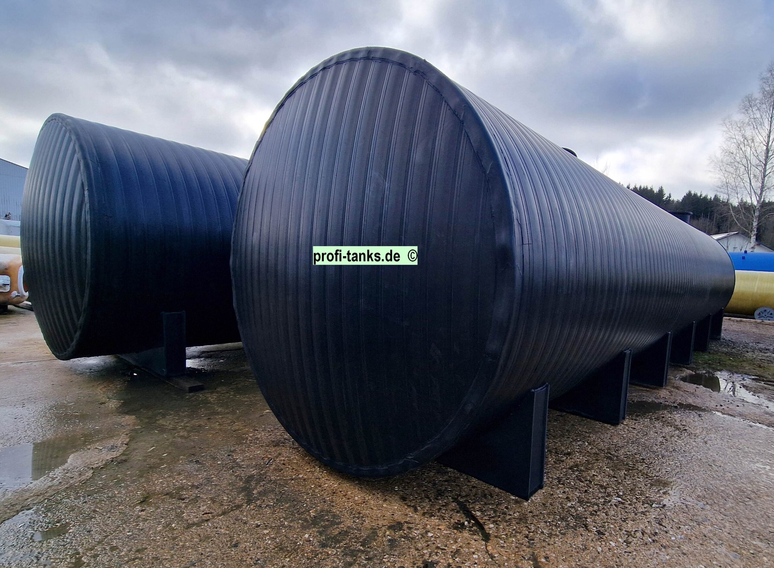 P489 - gebrauchter ca. 50,5 m³ / 50.500 Liter PEHD-Tank, einwandig, liegend auf Sockeln, Wassertank.