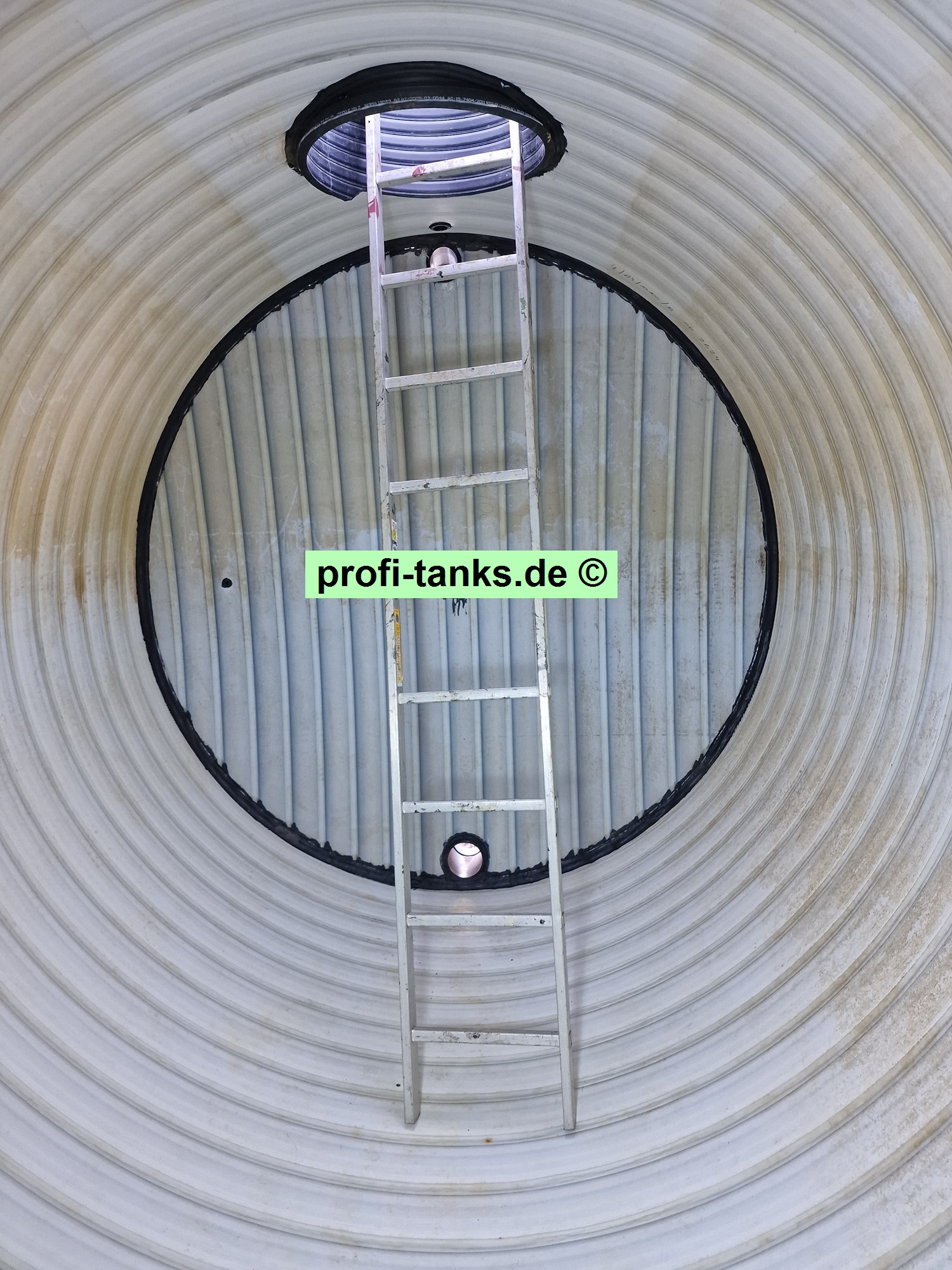 P490 - 2x gebrauchter ca. 57,5 m³ / 57.500 Liter PEHD-Tank, einwandig, liegend auf Sockeln, Wassertank.