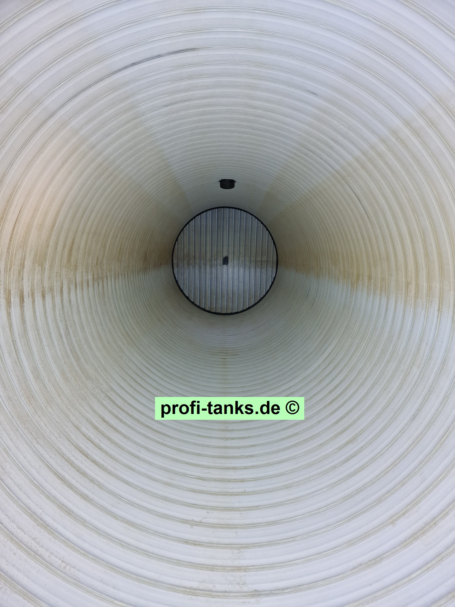 P490 - 2x gebrauchter ca. 57,5 m³ / 57.500 Liter PEHD-Tank, einwandig, liegend auf Sockeln, Wassertank.