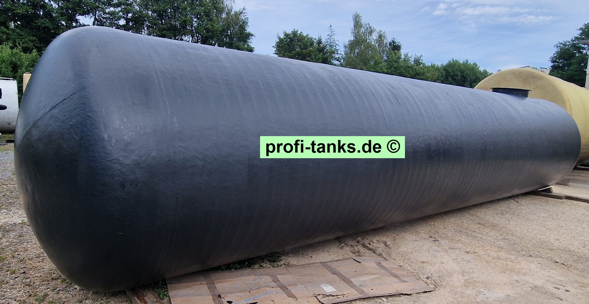 P459 - gebrauchter ca. 30 m³ / 30.000 L Polyestertank, GFK-Tank, Nau-Tank, liegend, ehemaliger Erdtank.