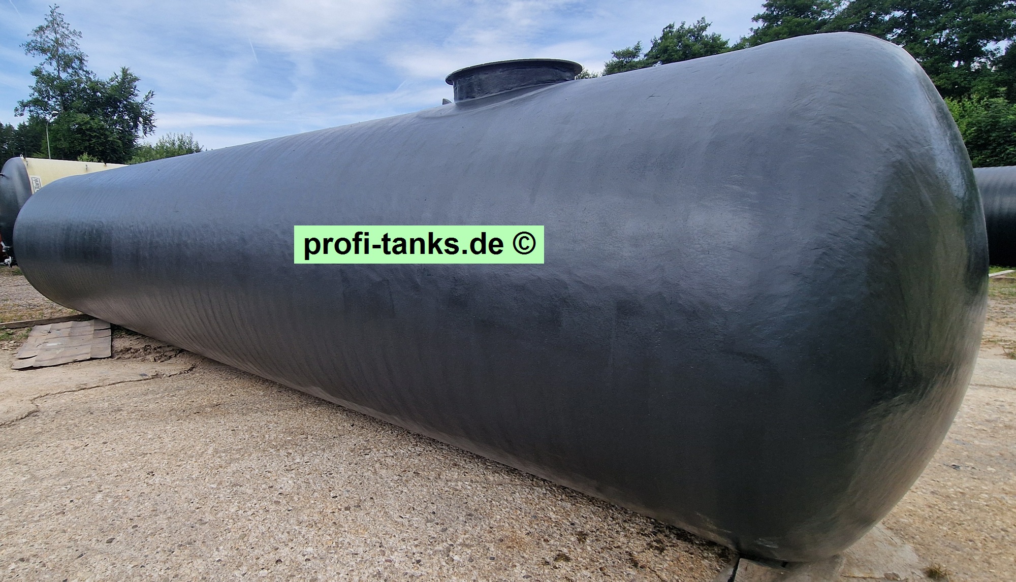 P459 - gebrauchter ca. 30 m³ / 30.000 L Polyestertank, GFK-Tank, Nau-Tank, liegend, ehemaliger Erdtank.