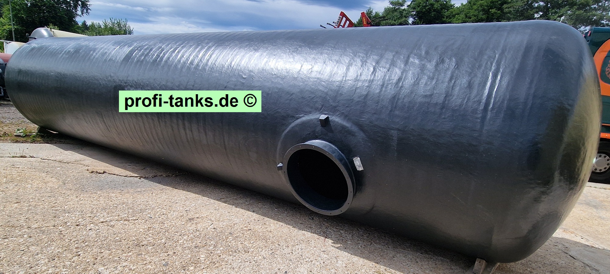 P459 - gebrauchter ca. 30 m³ / 30.000 L Polyestertank, GFK-Tank, Nau-Tank, liegend, ehemaliger Erdtank.