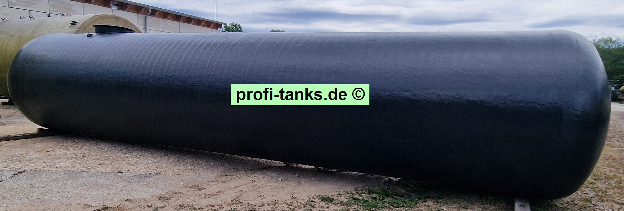 P459 - gebrauchter ca. 30 m³ / 30.000 L Polyestertank, GFK-Tank, Nau-Tank, liegend, ehemaliger Erdtank.