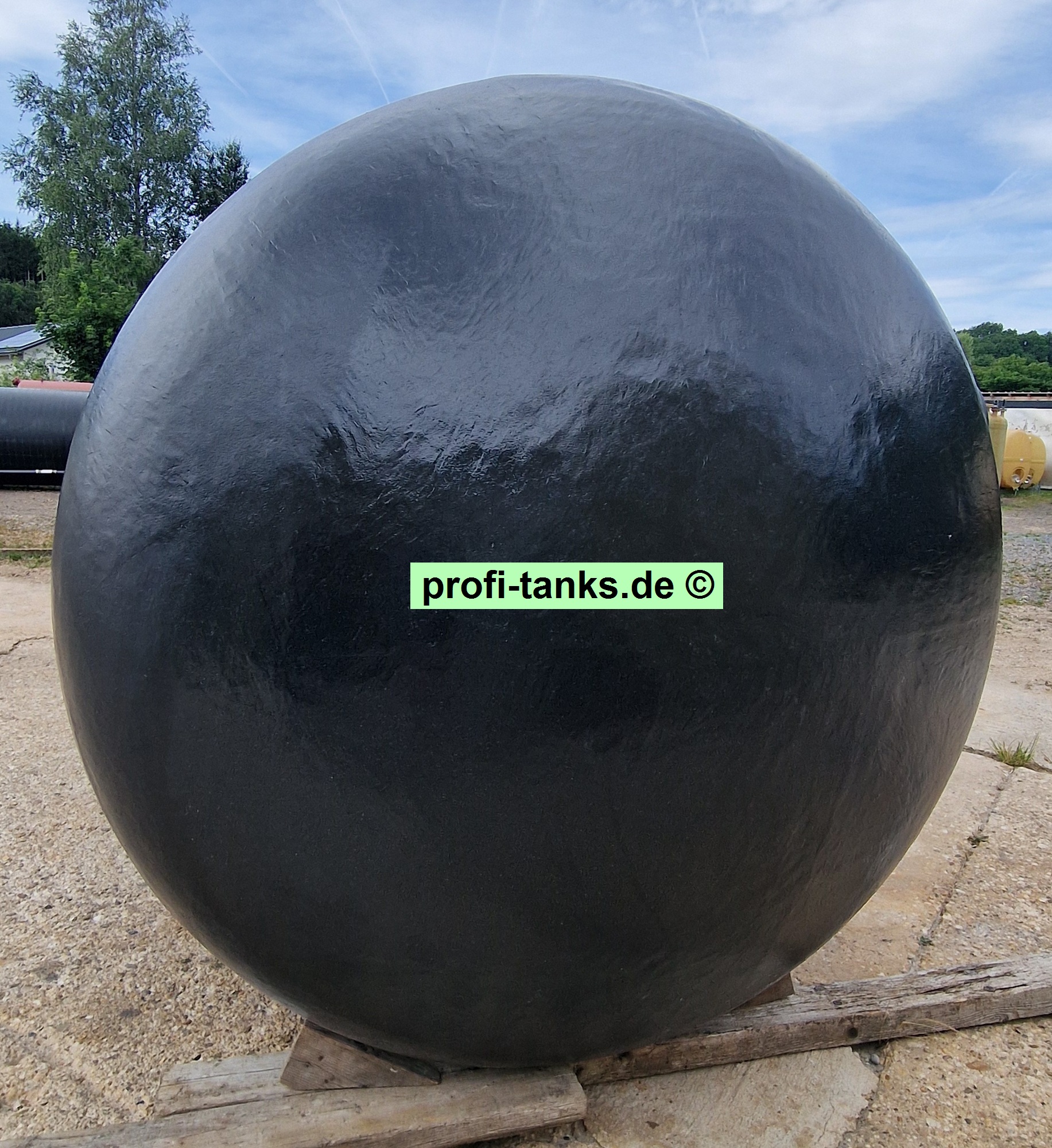 P459 - gebrauchter ca. 30 m³ / 30.000 L Polyestertank, GFK-Tank, Nau-Tank, liegend, ehemaliger Erdtank.