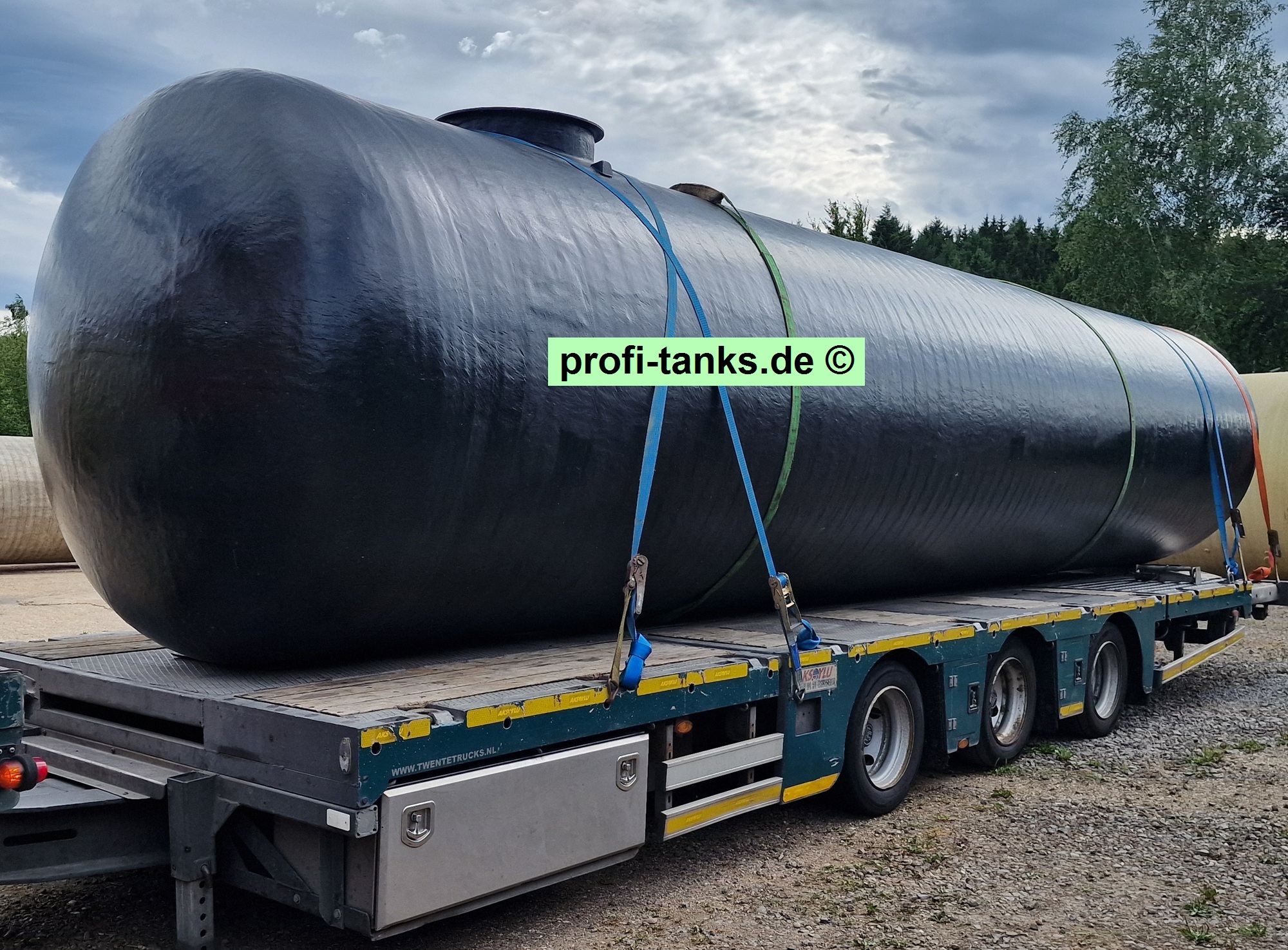 P459 - gebrauchter ca. 30 m³ / 30.000 L Polyestertank, GFK-Tank, Nau-Tank, liegend, ehemaliger Erdtank.