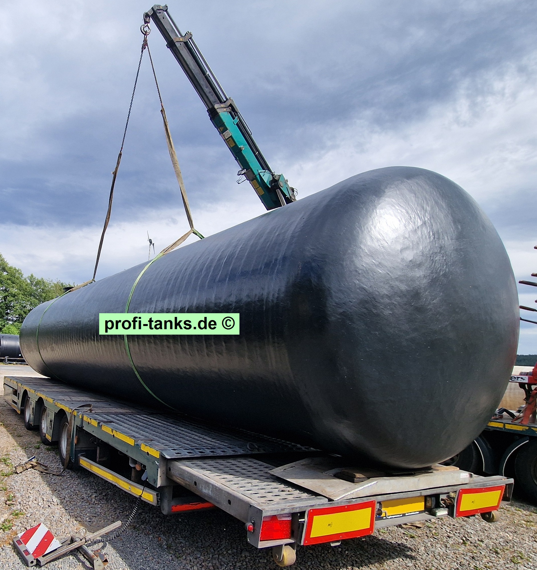 P459 - gebrauchter ca. 30 m³ / 30.000 L Polyestertank, GFK-Tank, Nau-Tank, liegend, ehemaliger Erdtank.