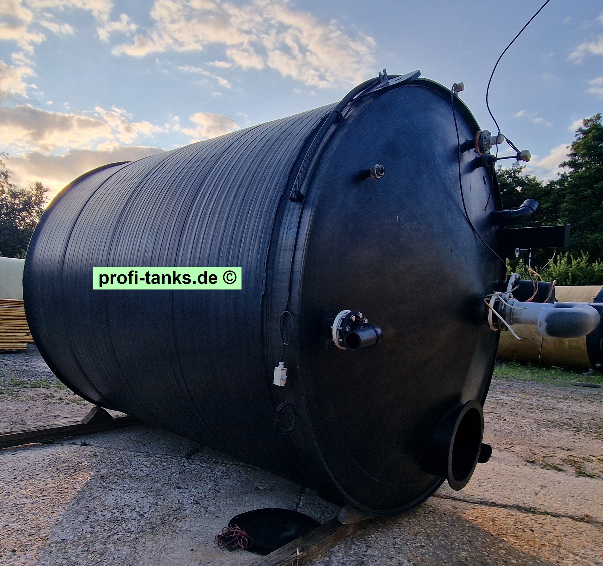 P470 - gebrauchter ca. 25 m³ / 25.000 Liter PEHD-Tank, Kunststofftank, stehend auf Flachboden.