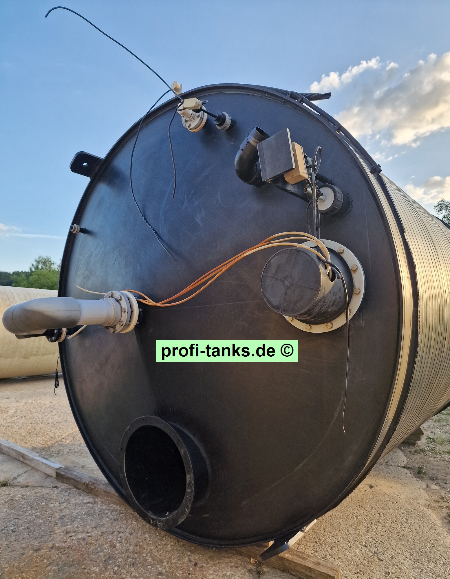 P470 - gebrauchter ca. 25 m³ / 25.000 Liter PEHD-Tank, Kunststofftank, stehend auf Flachboden.