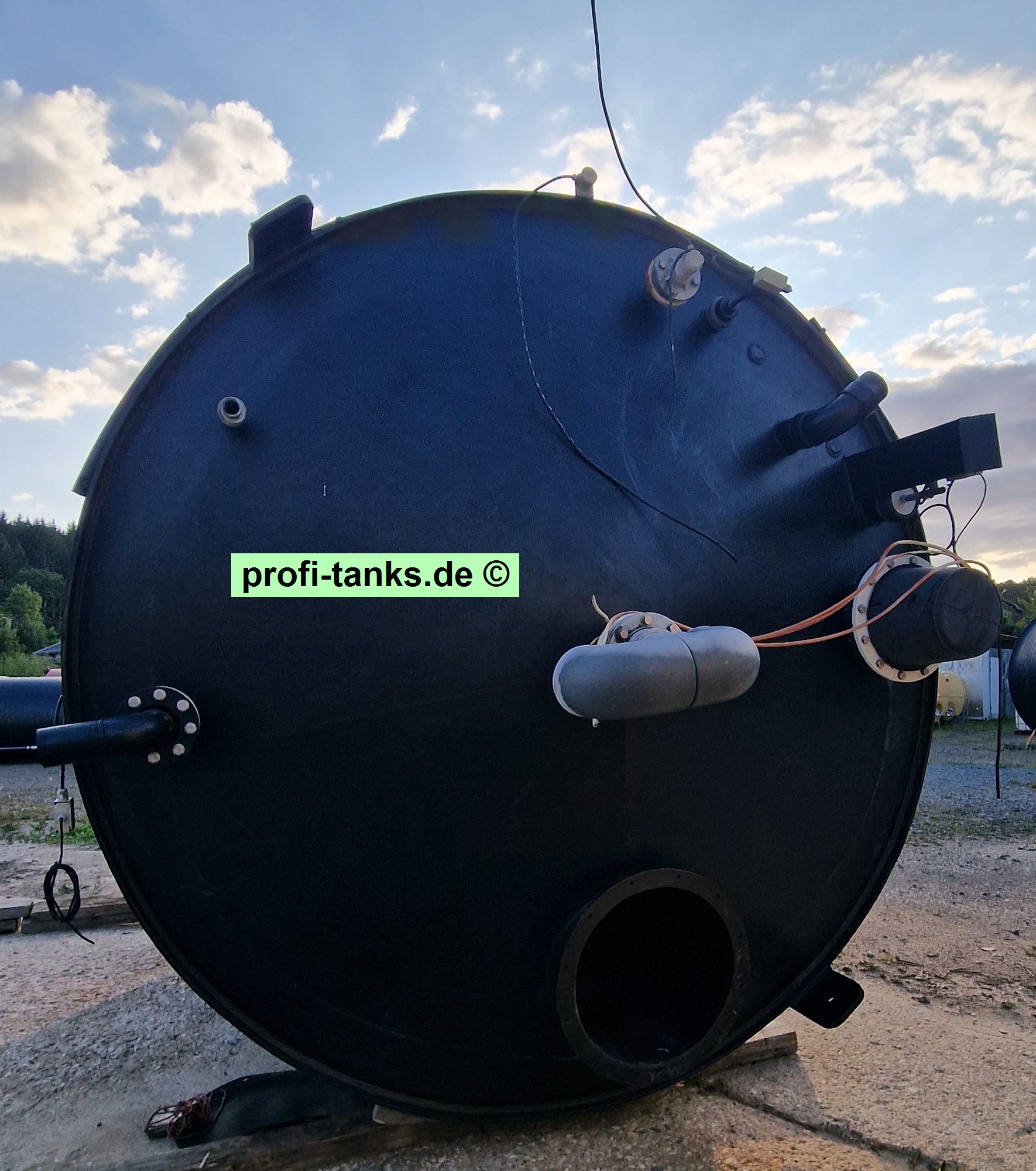 P470 - gebrauchter ca. 25 m³ / 25.000 Liter PEHD-Tank, Kunststofftank, stehend auf Flachboden.