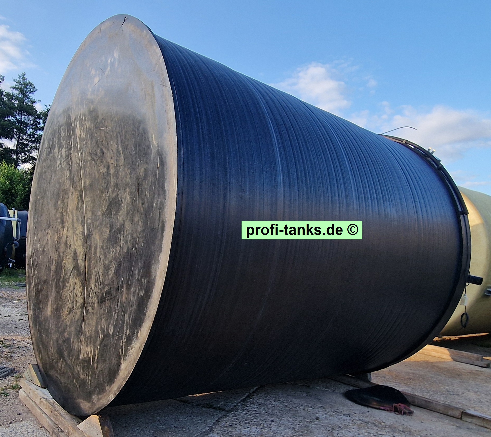 P470 - gebrauchter ca. 25 m³ / 25.000 Liter PEHD-Tank, Kunststofftank, stehend auf Flachboden.