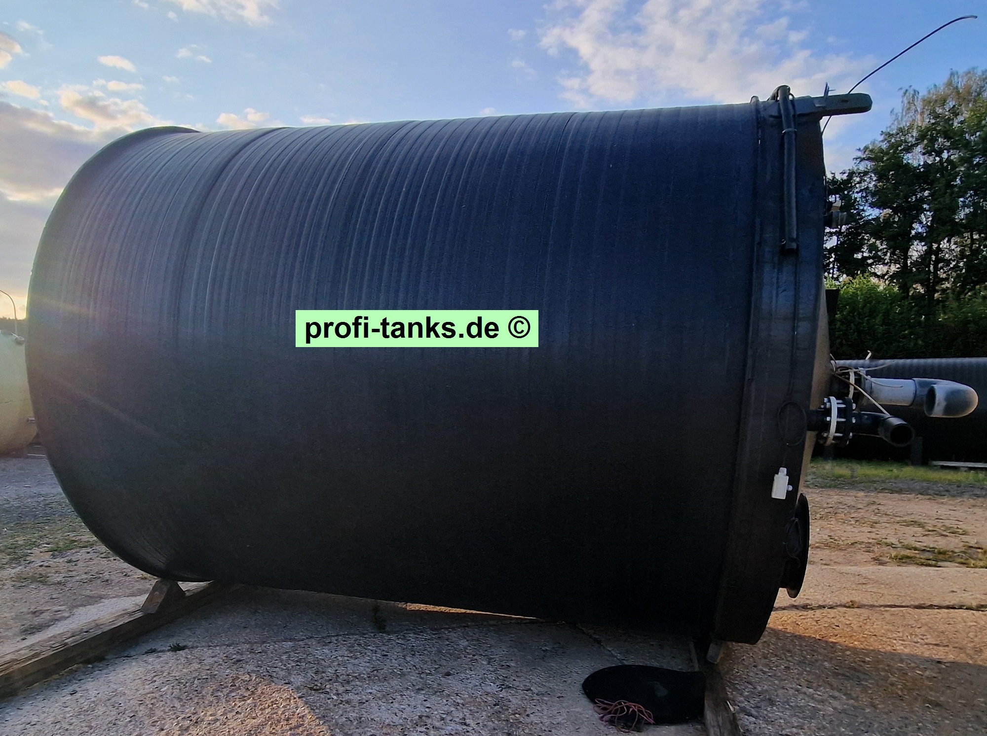 P470 - gebrauchter ca. 25 m³ / 25.000 Liter PEHD-Tank, Kunststofftank, stehend auf Flachboden.