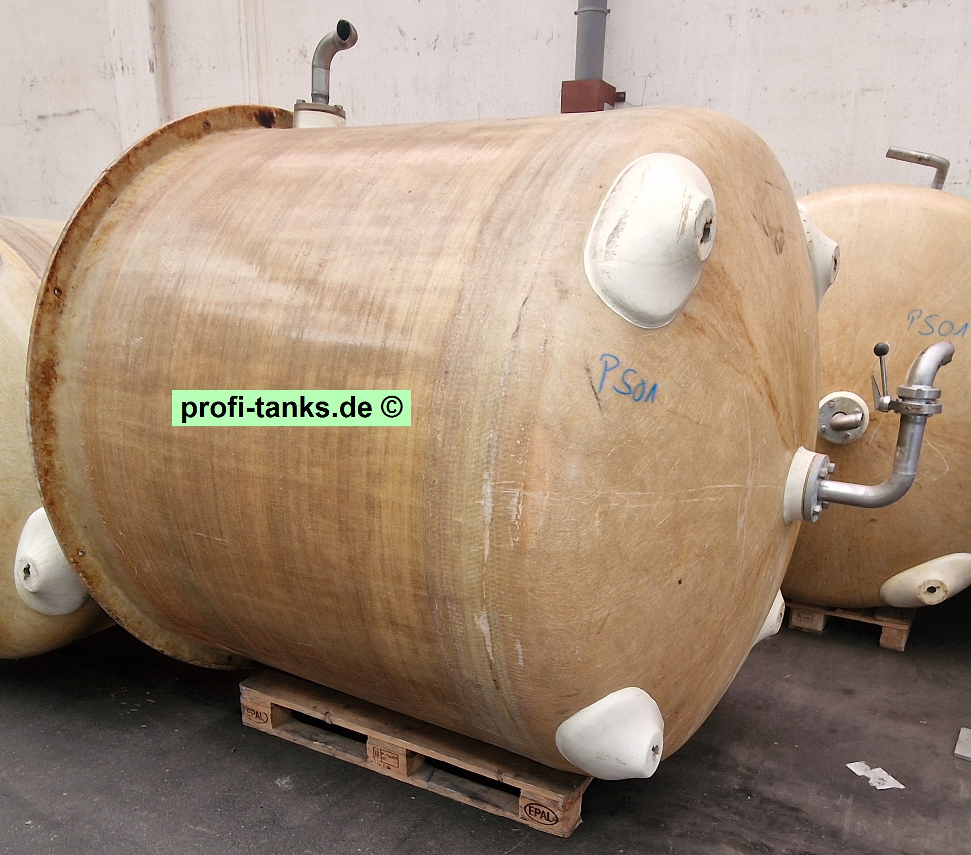 P501 - gebrauchter ca. 3 m³ / 3.000 L Polyestertank, GFK-Tank, oben offen, als Becken oder Grotte.
