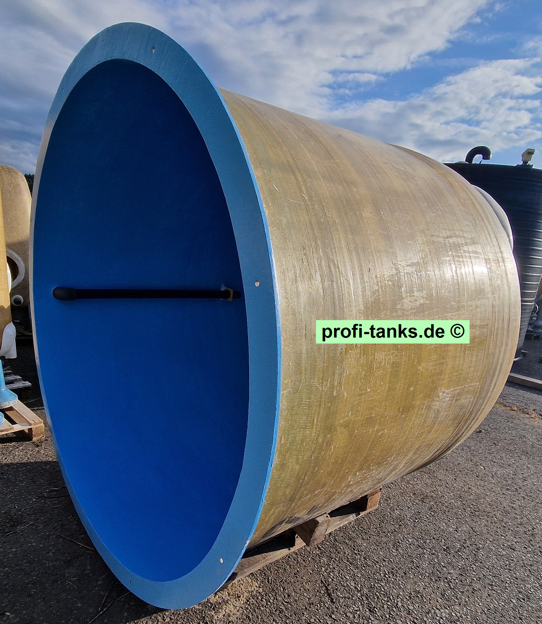 P501 - gebrauchter ca. 3 m³ / 3.000 L Polyestertank, GFK-Tank, oben offen, als Becken oder Grotte.