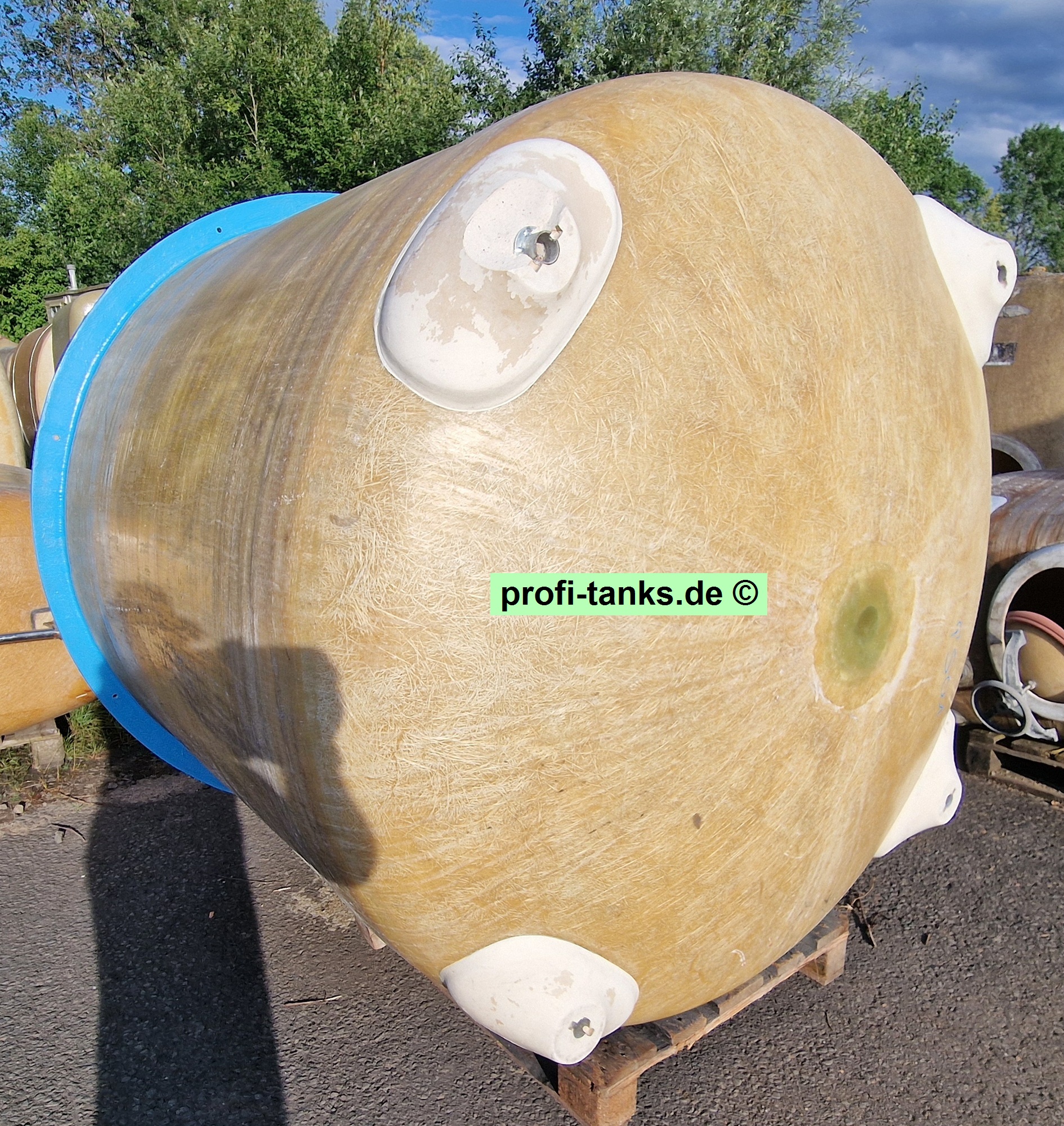 P501 - gebrauchter ca. 3 m³ / 3.000 L Polyestertank, GFK-Tank, oben offen, als Becken oder Grotte.