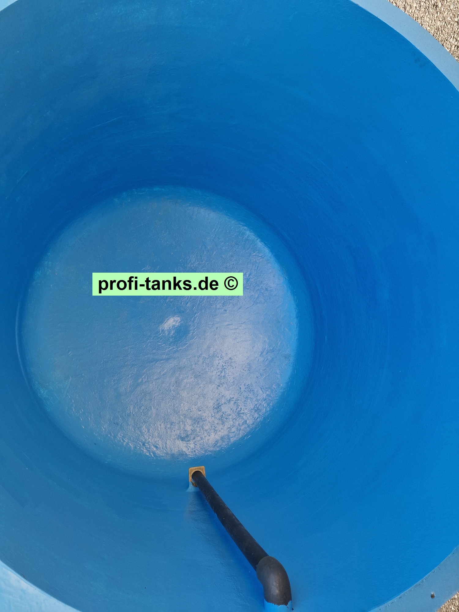 P501 - gebrauchter ca. 3 m³ / 3.000 L Polyestertank, GFK-Tank, oben offen, als Becken oder Grotte.