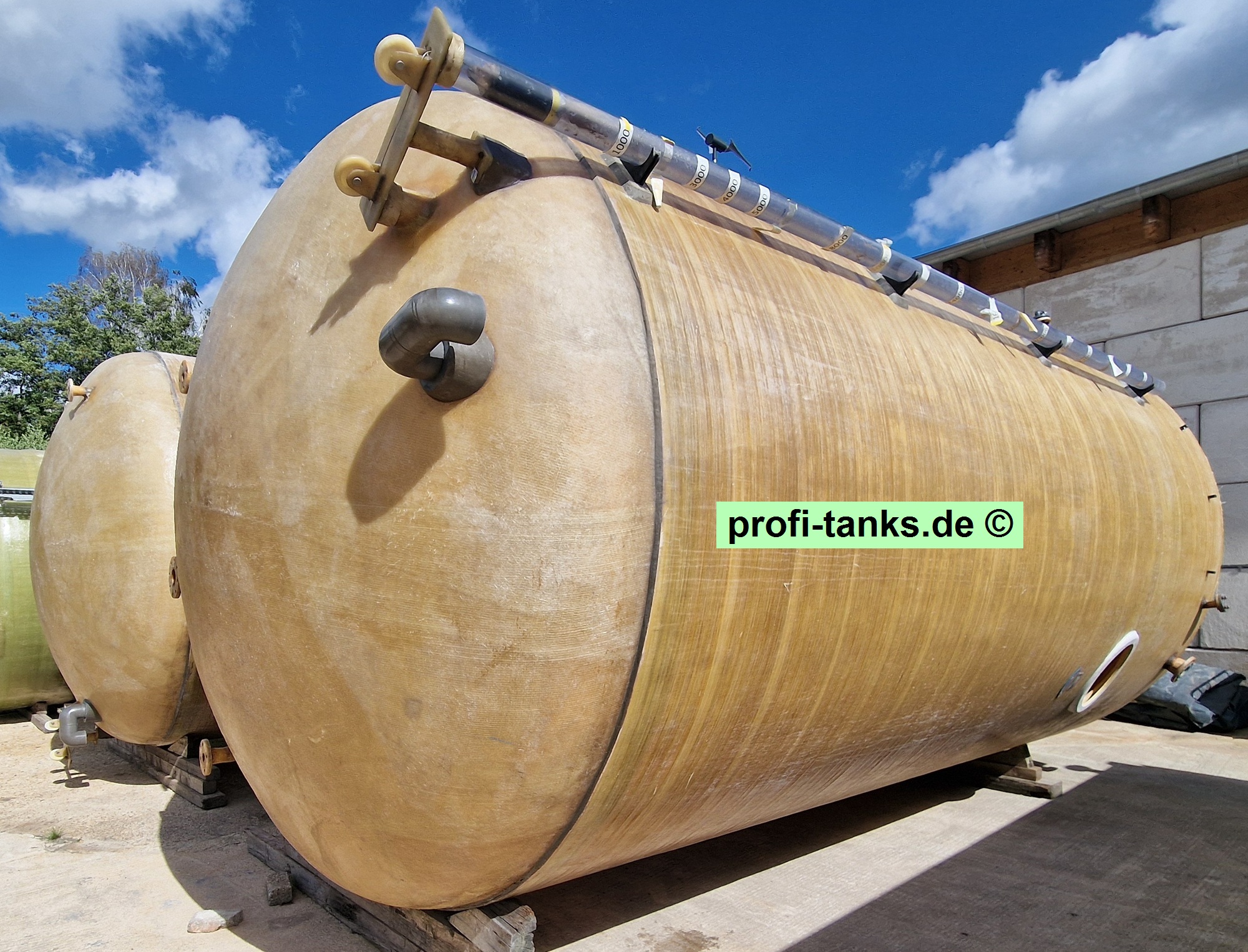 P474 - 2x gebrauchter ca. 35 m³ / 35.000 L Polyestertank, GFK-Tank, Staffelstein-Tank, stehend auf Standzarge.