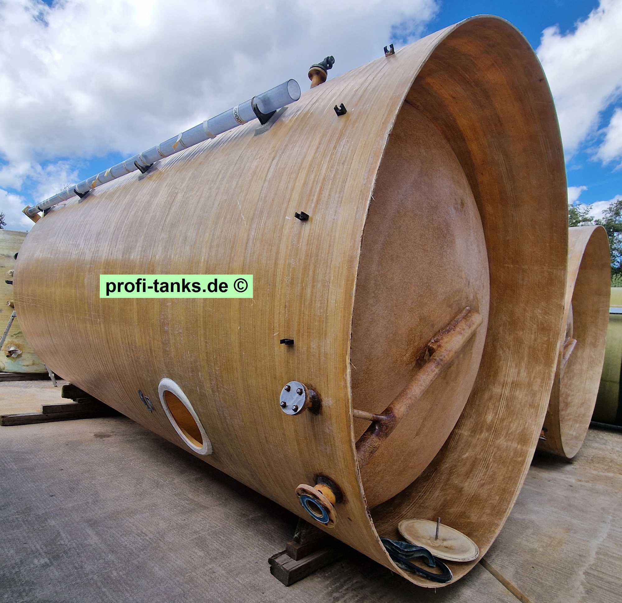 P474 - 2x gebrauchter ca. 35 m³ / 35.000 L Polyestertank, GFK-Tank, Staffelstein-Tank, stehend auf Standzarge.