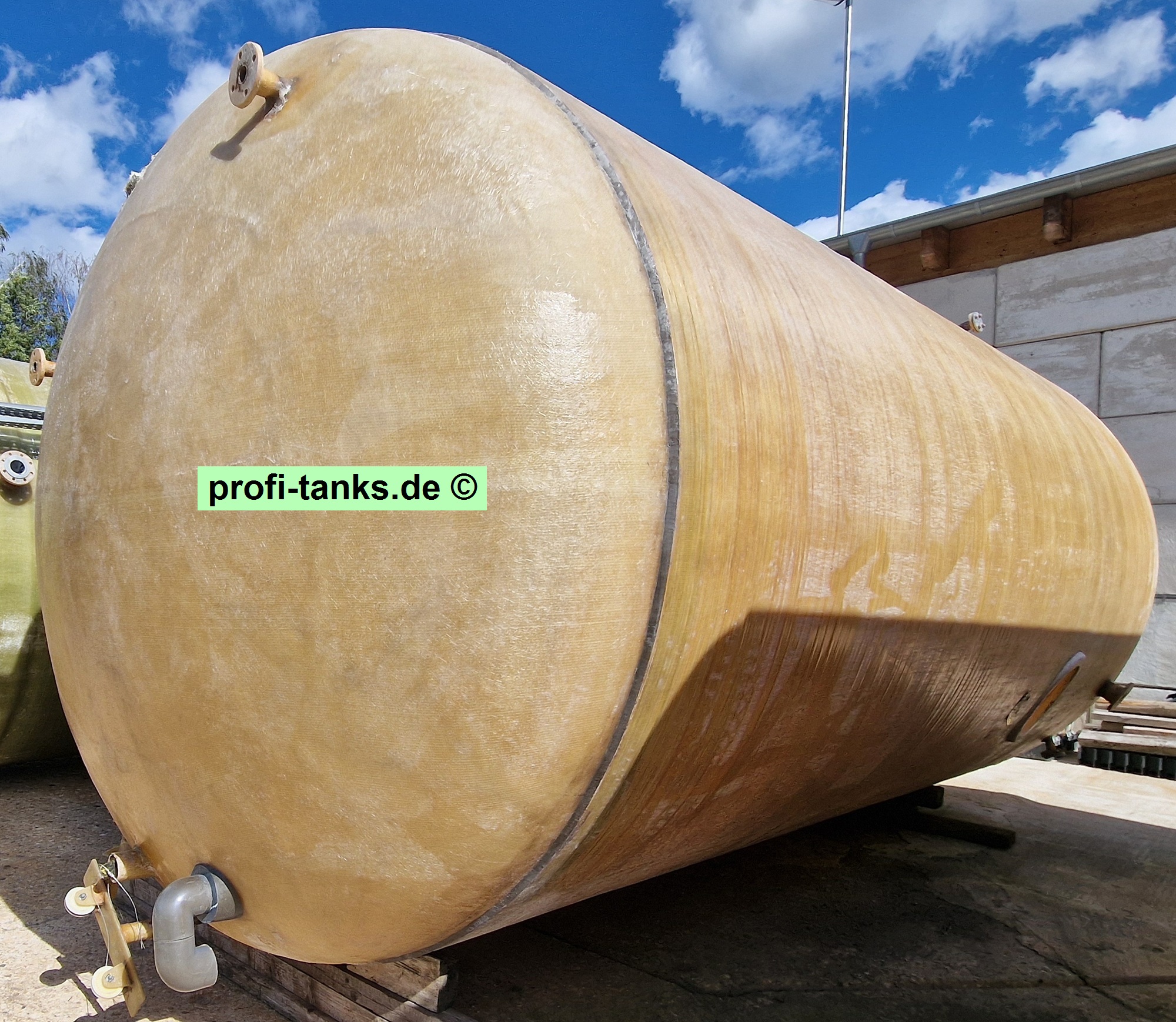 P474 - 2x gebrauchter ca. 35 m³ / 35.000 L Polyestertank, GFK-Tank, Staffelstein-Tank, stehend auf Standzarge.