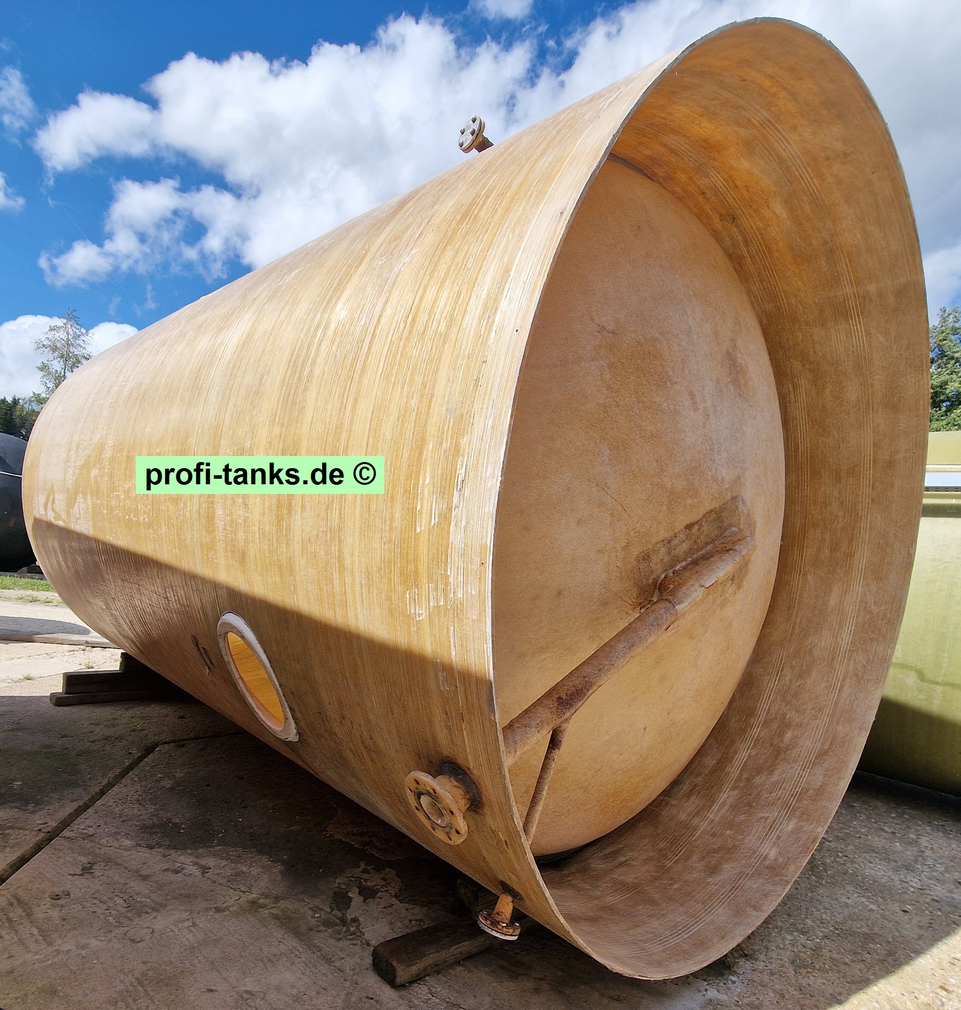 P474 - 2x gebrauchter ca. 35 m³ / 35.000 L Polyestertank, GFK-Tank, Staffelstein-Tank, stehend auf Standzarge.