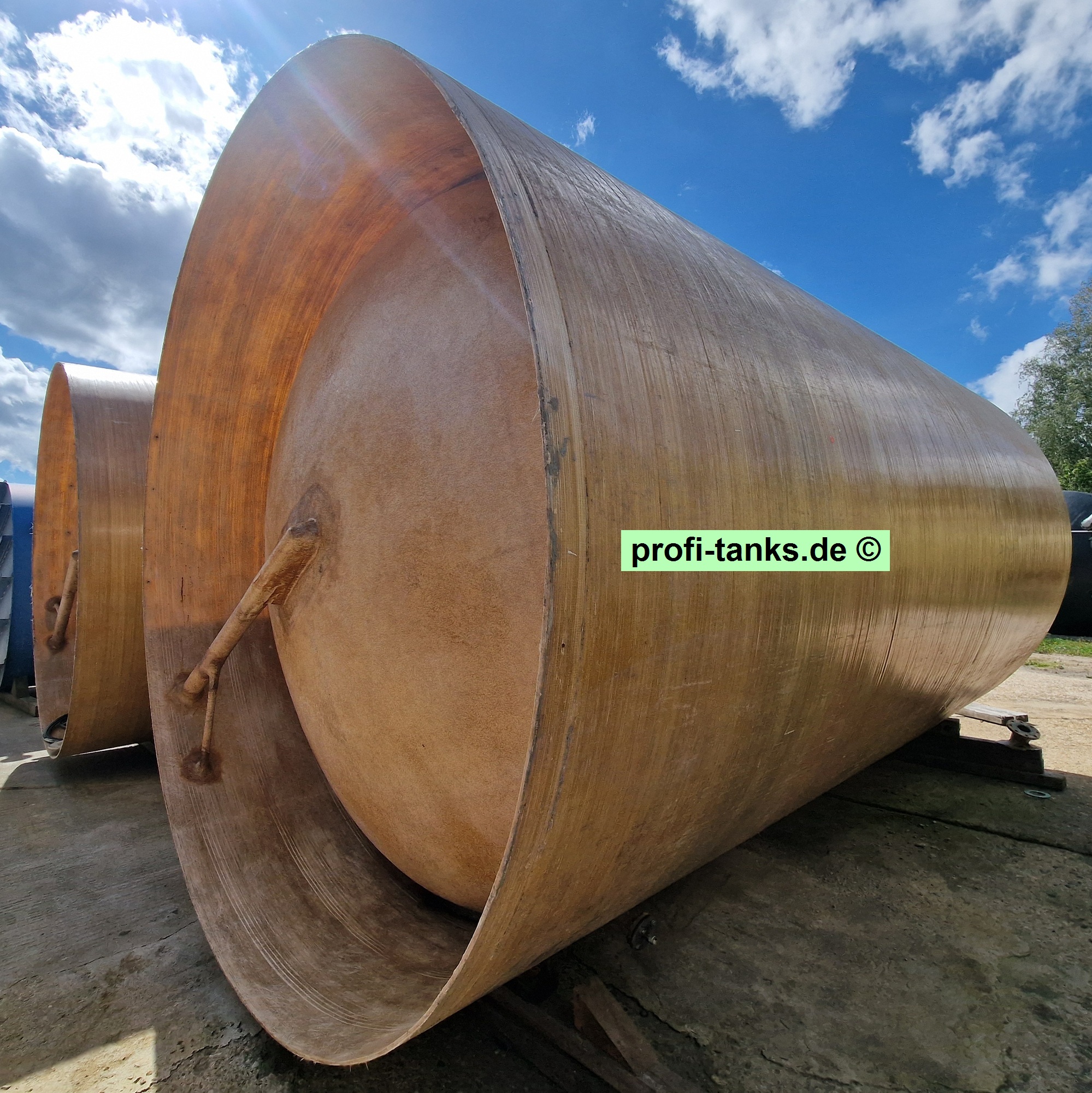 P474 - 2x gebrauchter ca. 35 m³ / 35.000 L Polyestertank, GFK-Tank, Staffelstein-Tank, stehend auf Standzarge.