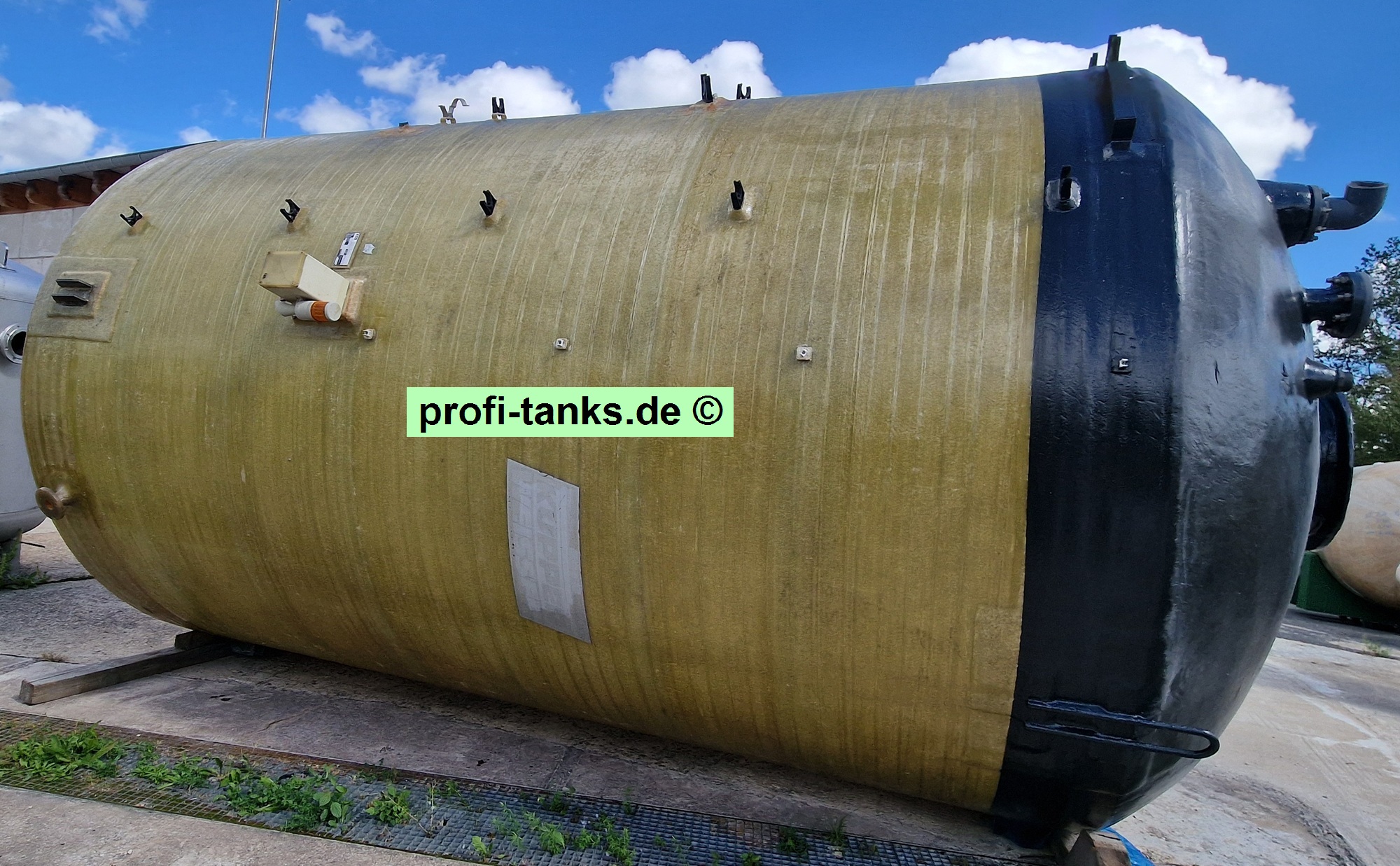 P380 - gebrauchter ca. 33 m³ / 33.250 L Polyestertank, GFK-Tank, Erka-Tank, stehend auf Flachboden.