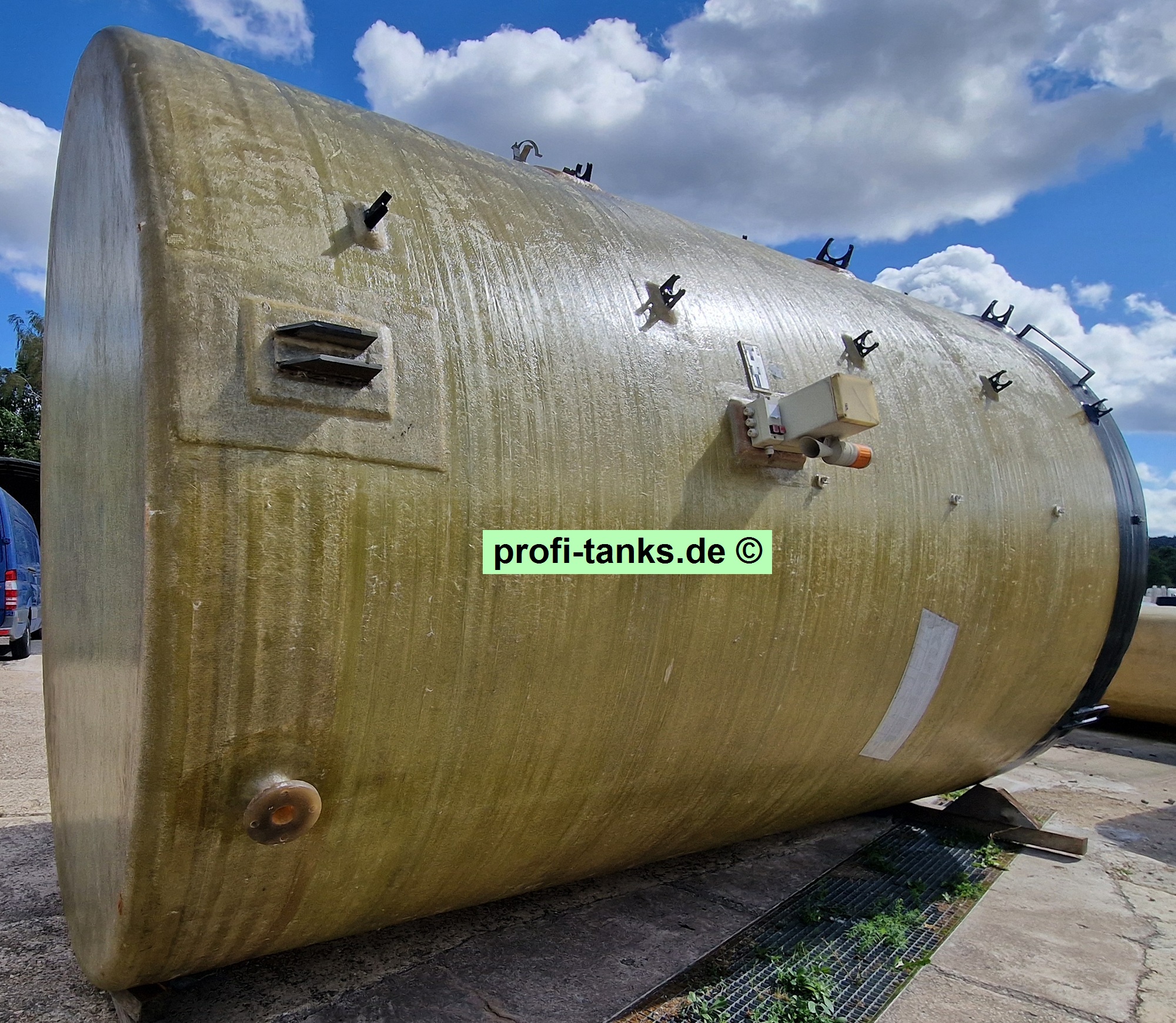 P380 - gebrauchter ca. 33 m³ / 33.250 L Polyestertank, GFK-Tank, Erka-Tank, stehend auf Flachboden.
