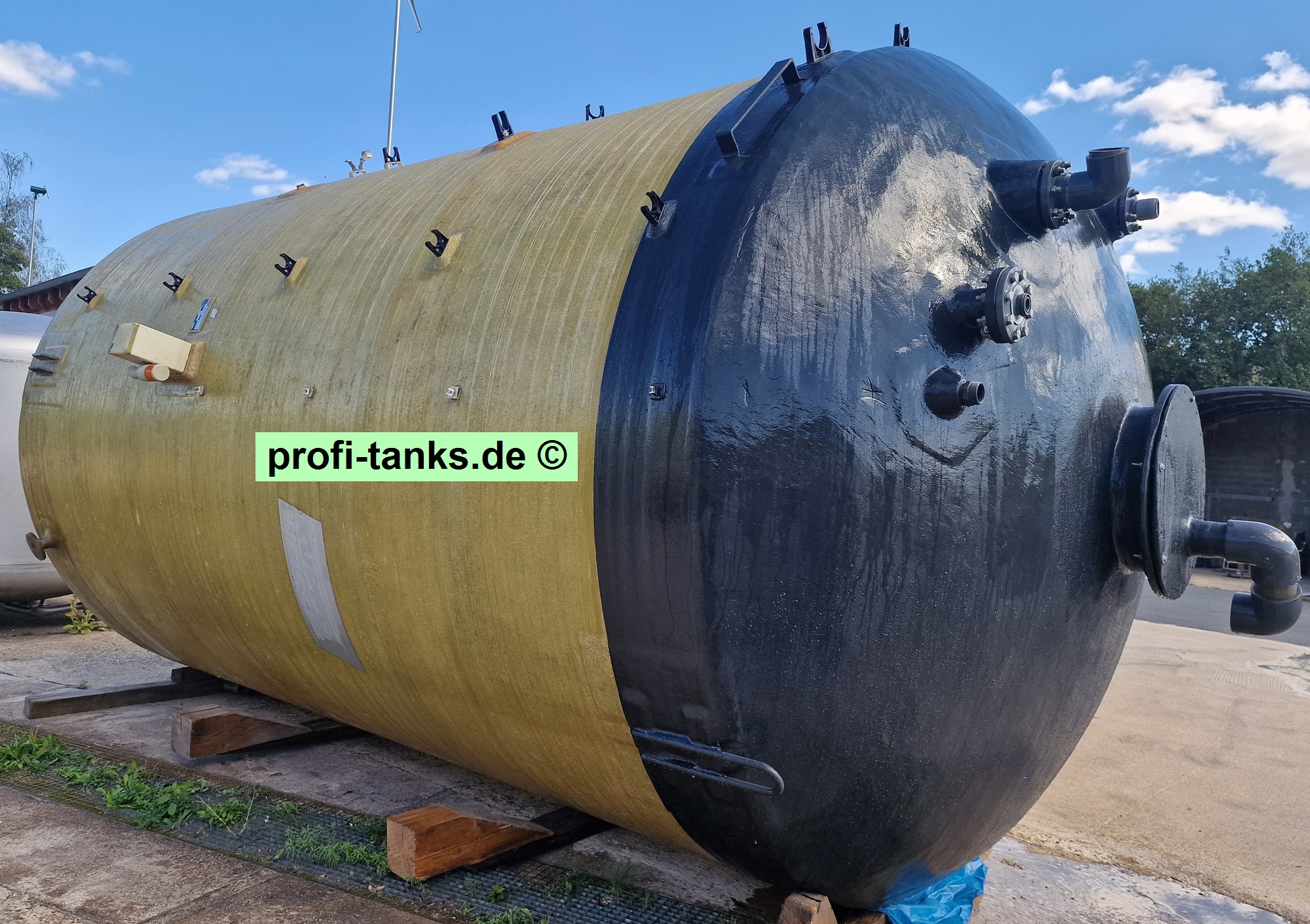 P380 - gebrauchter ca. 33 m³ / 33.250 L Polyestertank, GFK-Tank, Erka-Tank, stehend auf Flachboden.