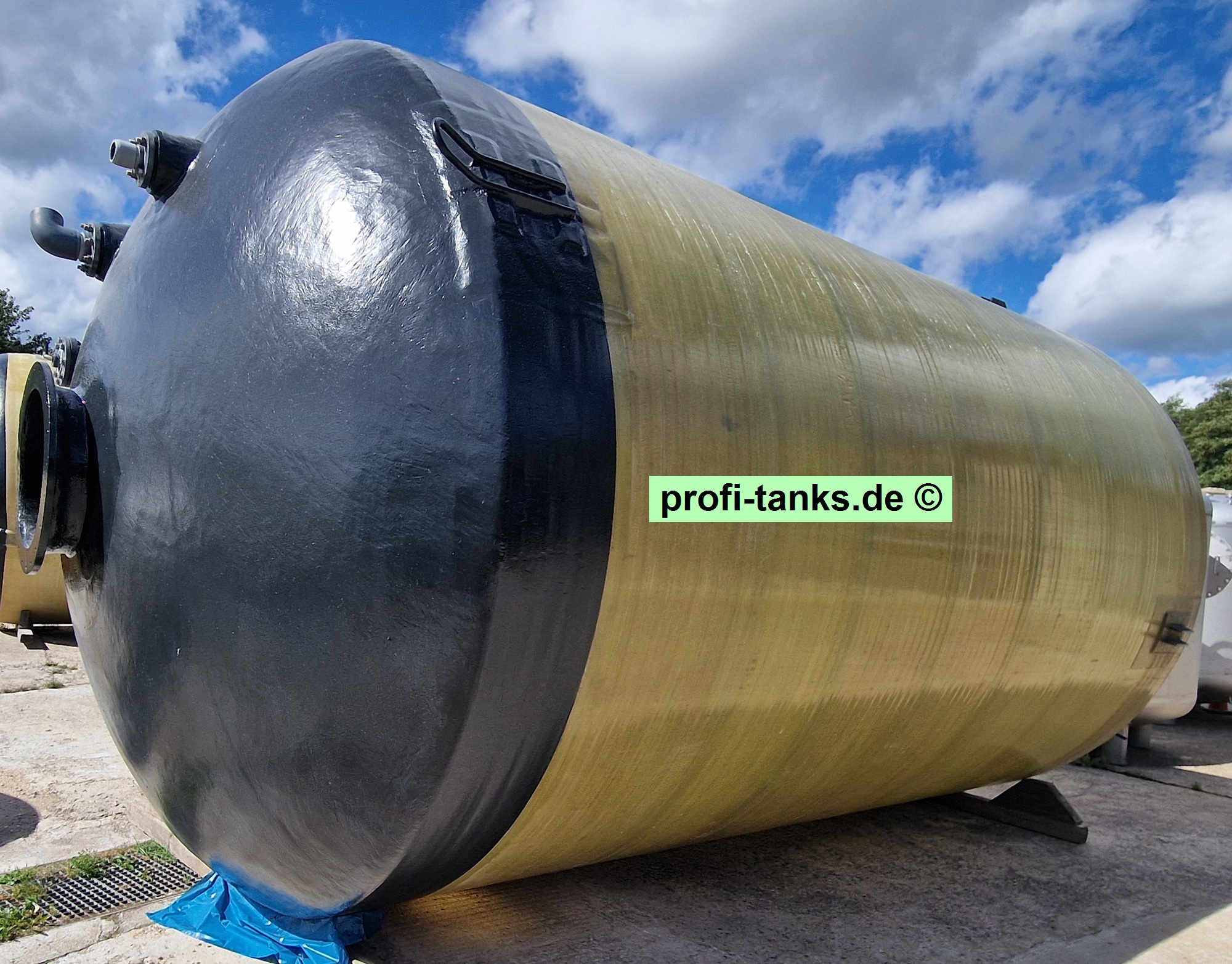P380 - gebrauchter ca. 33 m³ / 33.250 L Polyestertank, GFK-Tank, Erka-Tank, stehend auf Flachboden.