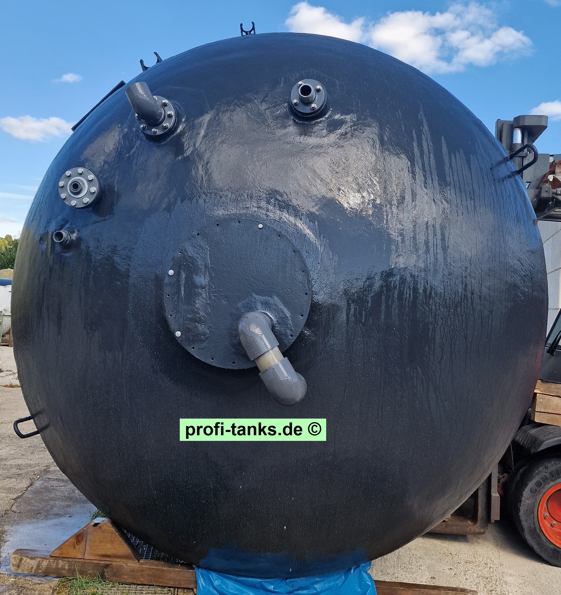 P380 - gebrauchter ca. 33 m³ / 33.250 L Polyestertank, GFK-Tank, Erka-Tank, stehend auf Flachboden.